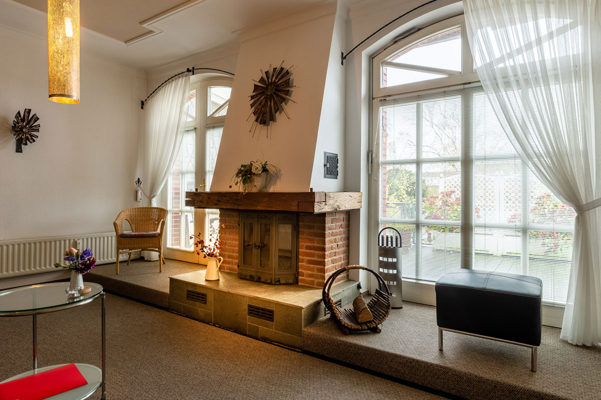 Stadthaus_Husum__Whg_1_Wohnzimmer-mit-Kamin